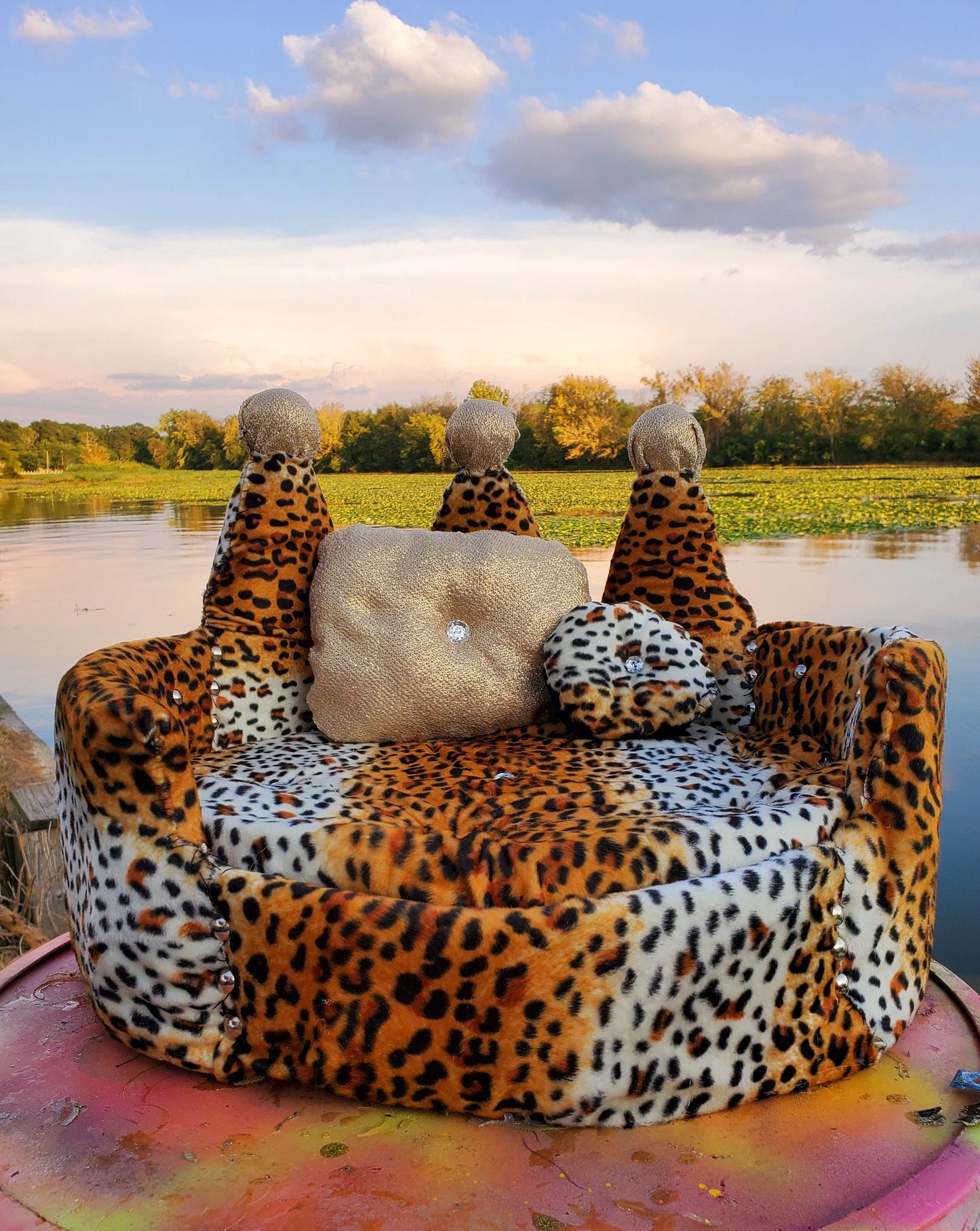 Leopard Royalty Crown Pet Bed, pet beds, luxury round pet beds, luxury dog beds, luxury crown leopard pet bed, leopard crown cat bed