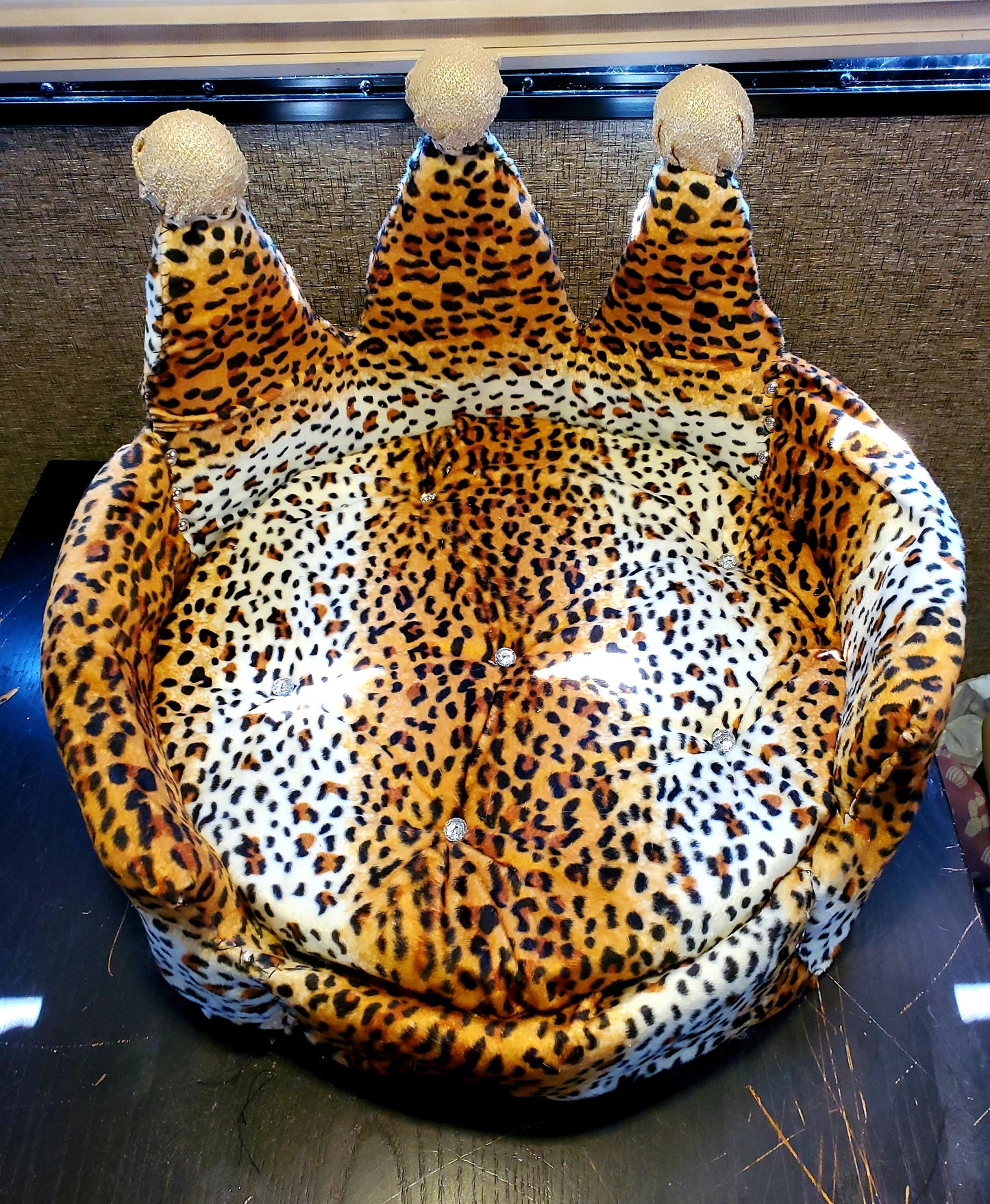 Leopard Royalty Crown Pet Bed, pet beds, luxury round pet beds, luxury dog beds, luxury crown leopard pet bed, leopard crown cat bed