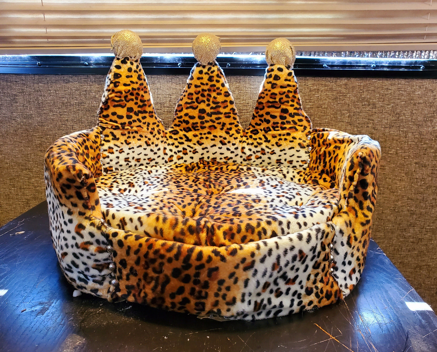 Leopard Royalty Crown Pet Bed, pet beds, luxury round pet beds, luxury dog beds, luxury crown leopard pet bed, leopard crown cat bed