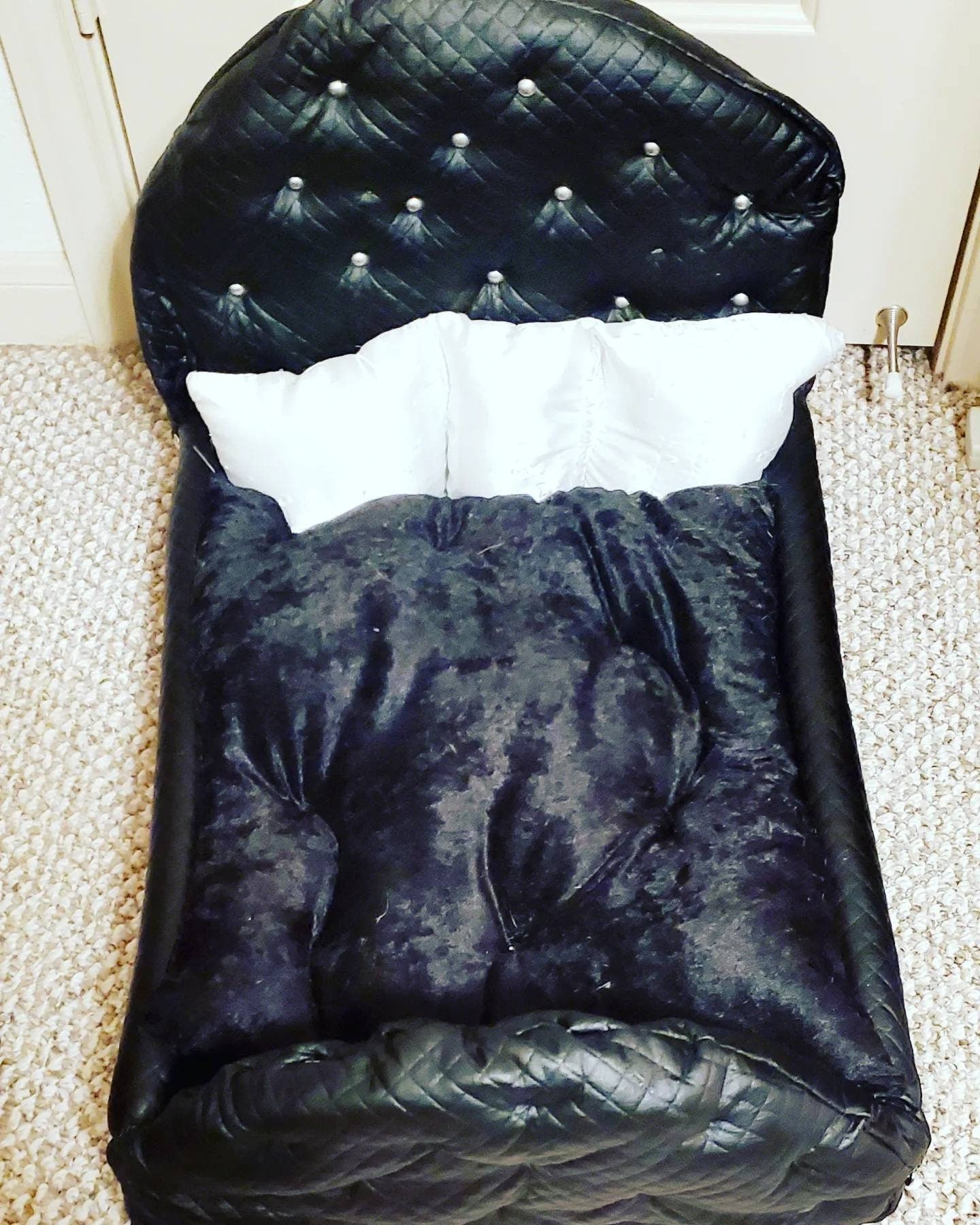 Pleather pet bed, leather pet bed, black luxury pet bed, leather dog bed, luxury pet beds, pleather dog bed, cat luxury bed