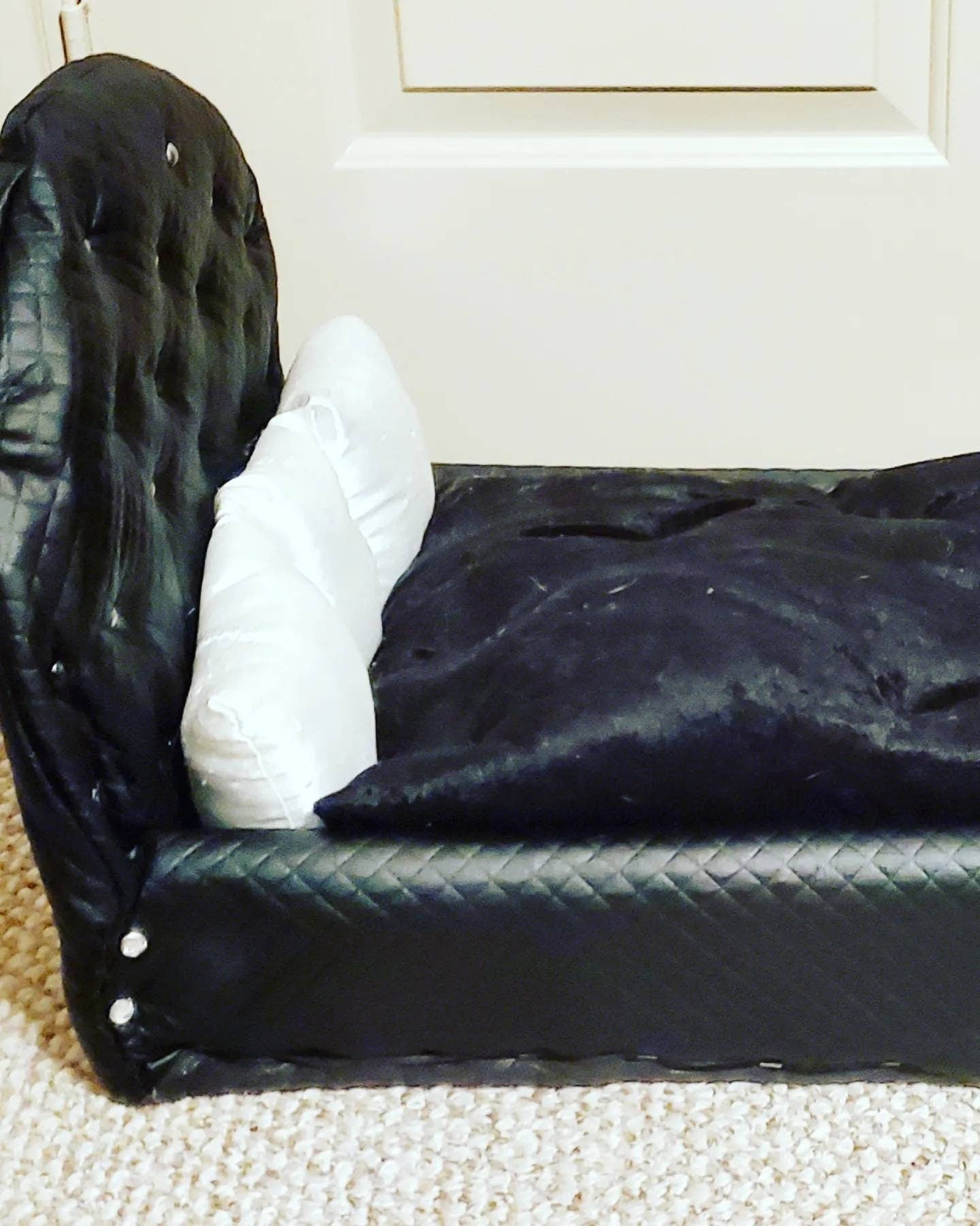 Pleather pet bed, leather pet bed, black luxury pet bed, leather dog bed, luxury pet beds, pleather dog bed, cat luxury bed