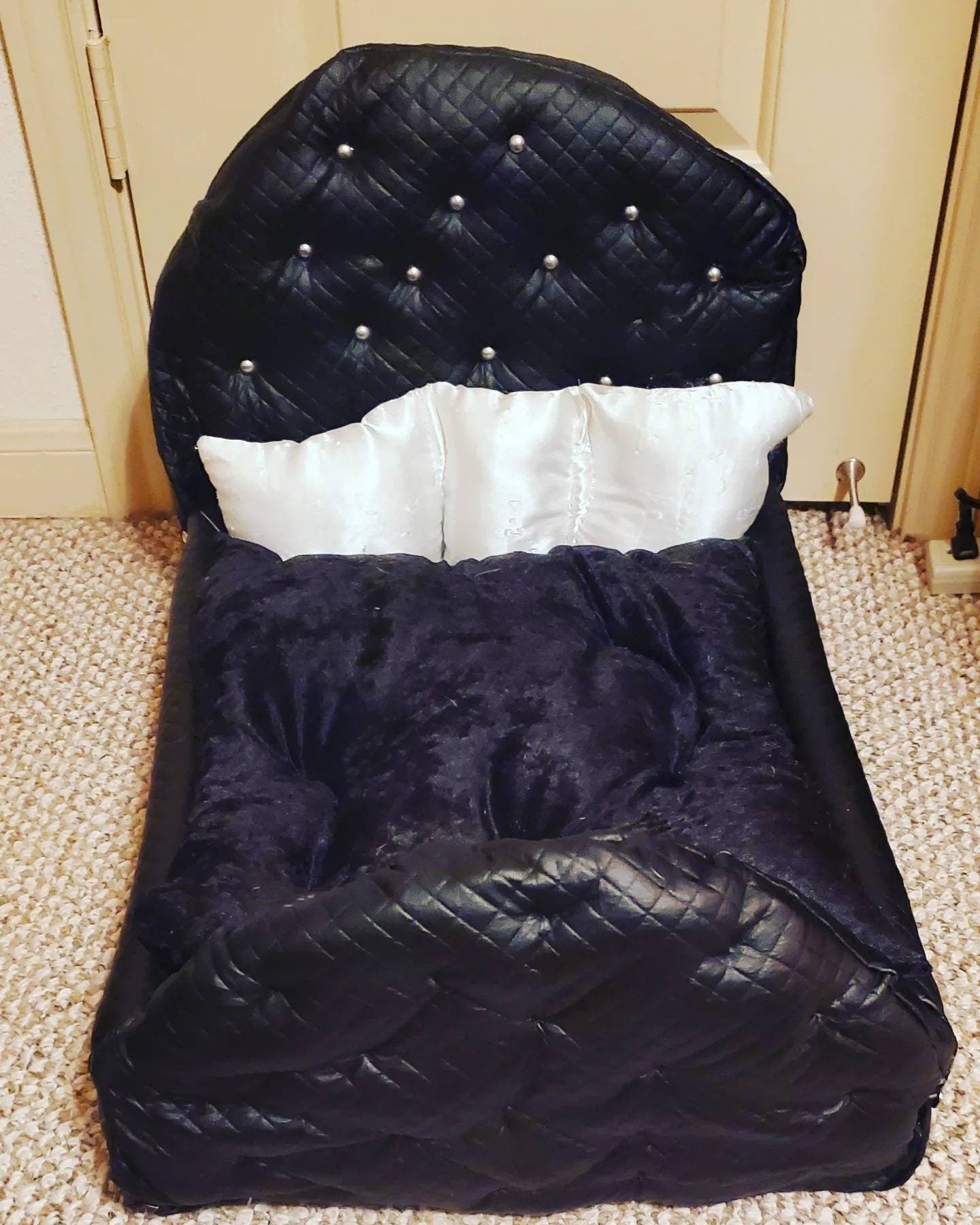 Pleather pet bed, leather pet bed, black luxury pet bed, leather dog bed, luxury pet beds, pleather dog bed, cat luxury bed