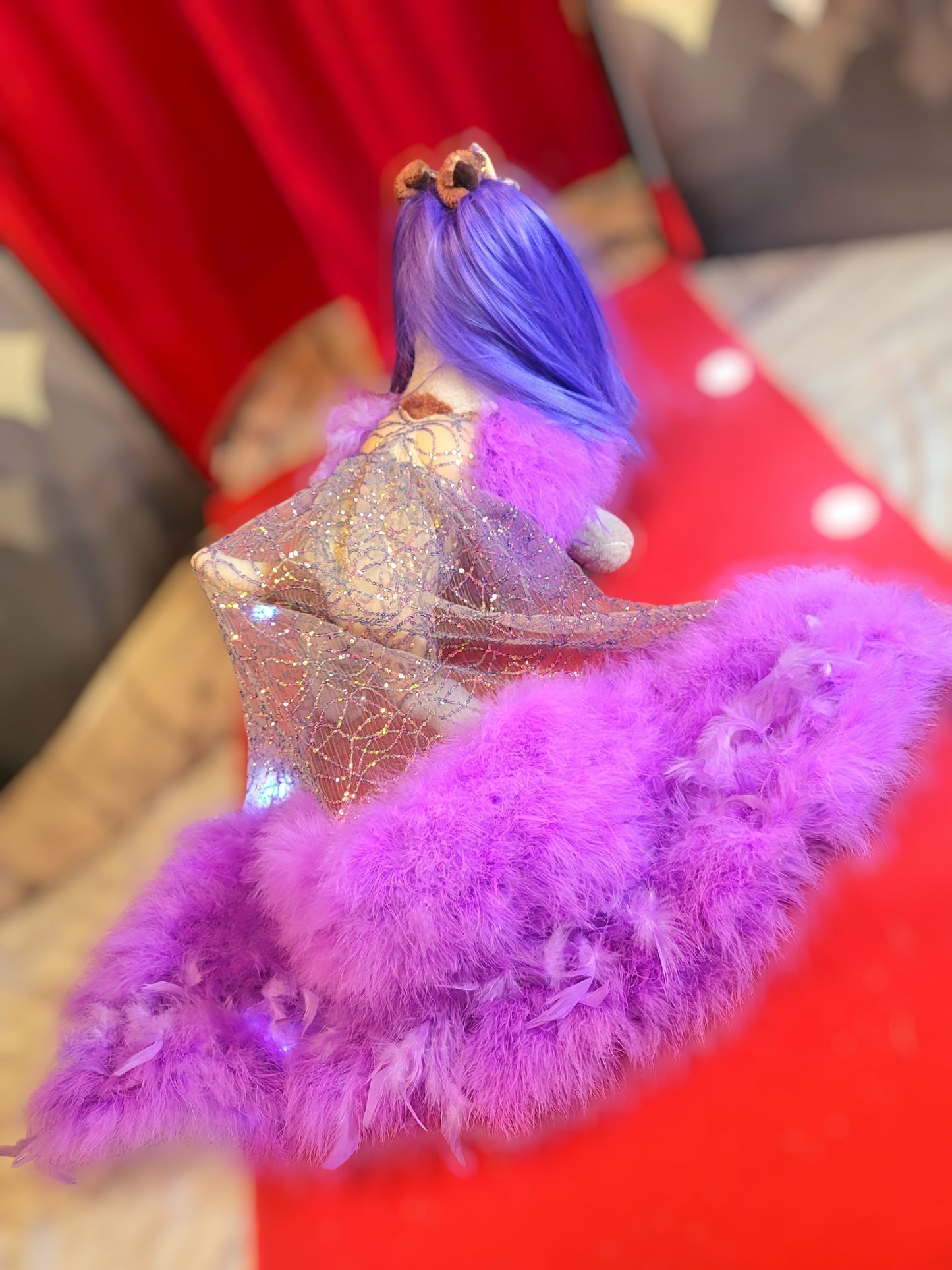 Kylie Jenner Met Gala pet costume, Kylie Jenner purple feather pet costume, met gala pet costume