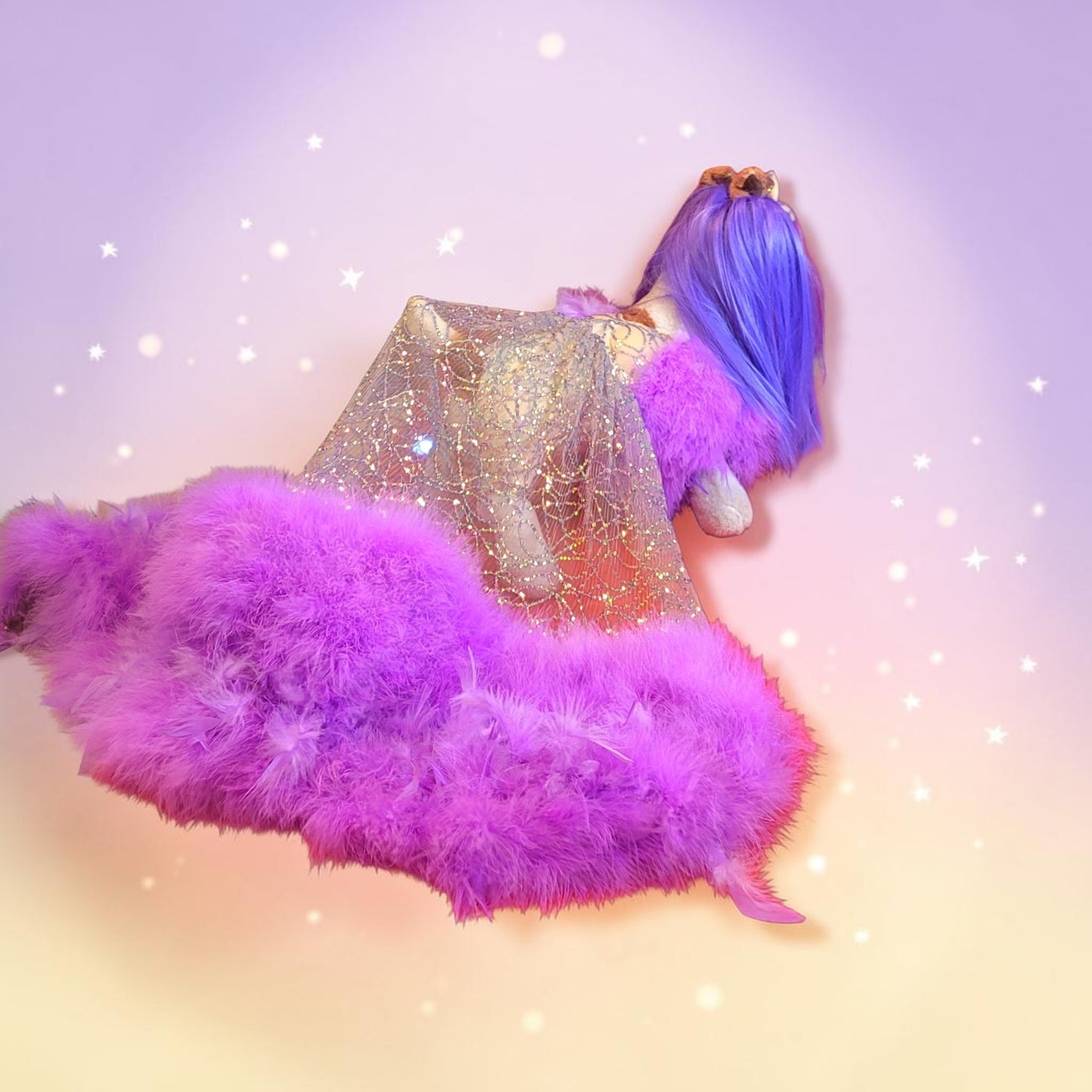 Kylie Jenner Met Gala pet costume, Kylie Jenner purple feather pet costume, met gala pet costume