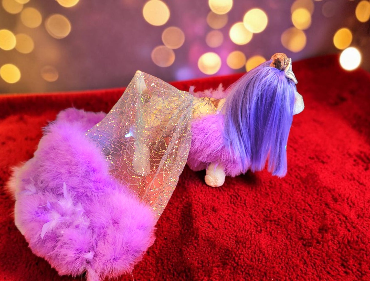 Kylie Jenner Met Gala pet costume, Kylie Jenner purple feather pet costume, met gala pet costume