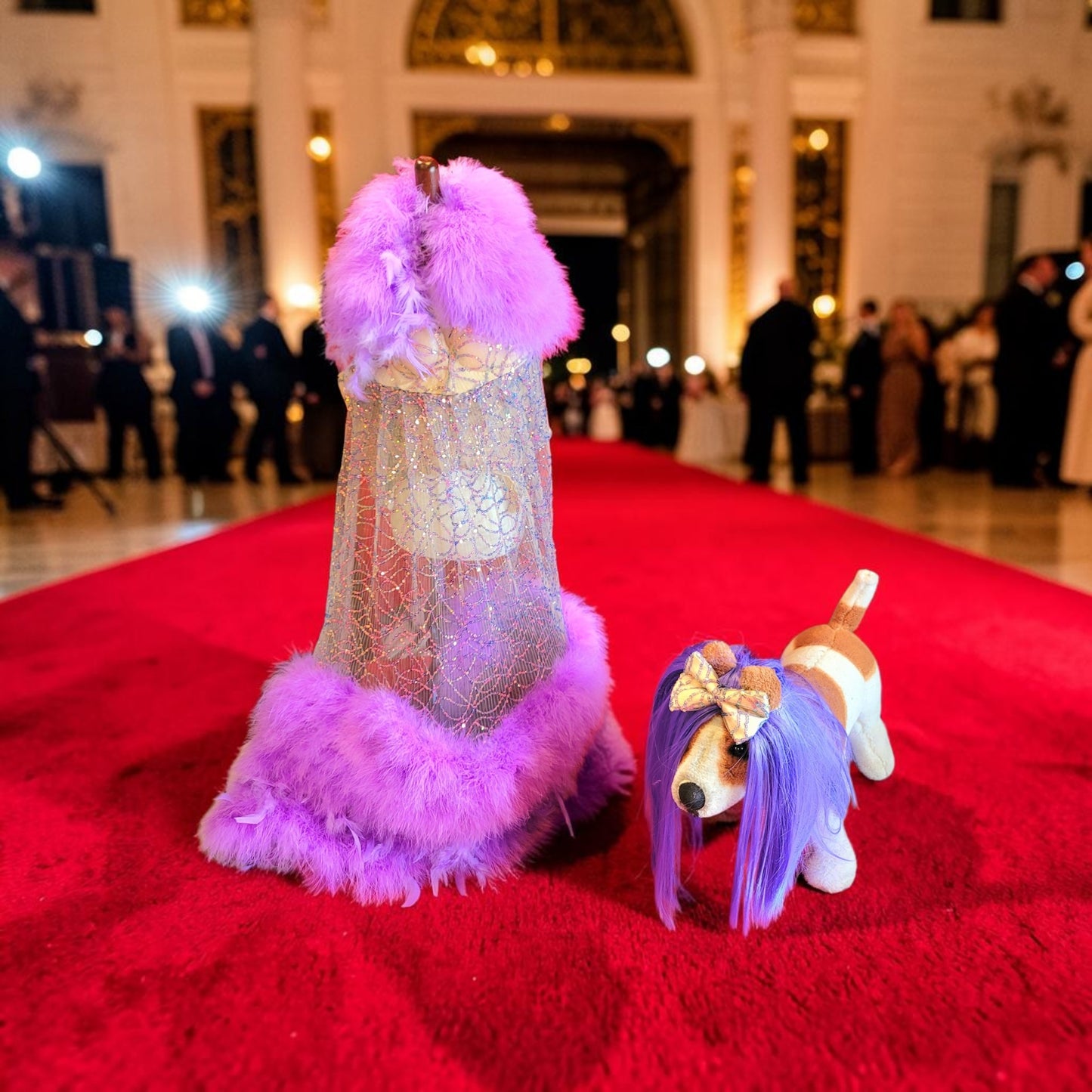 Kylie Jenner Met Gala pet costume, Kylie Jenner purple feather pet costume, met gala pet costume
