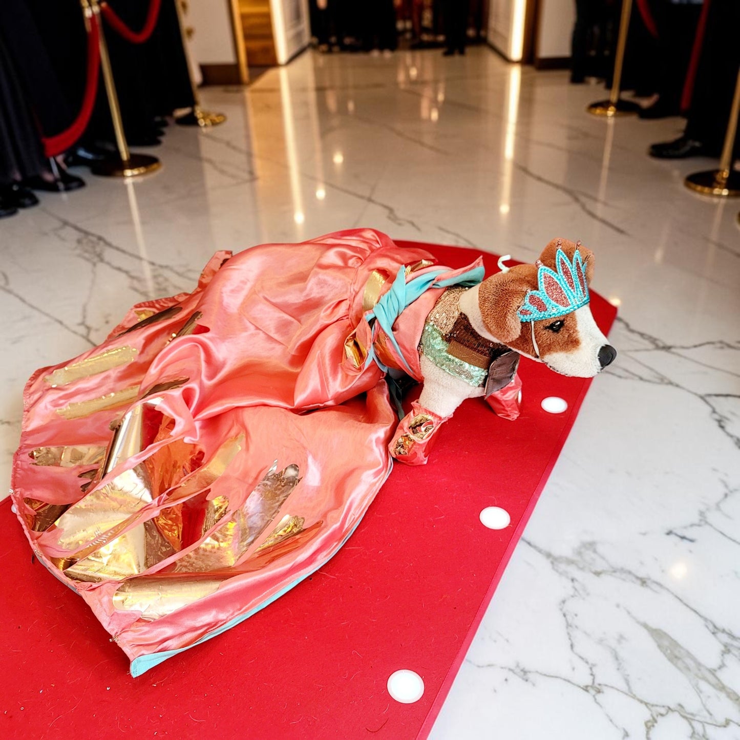 Statue liberty pet dress, empire state pet dress, blake lively new York pet dress, mutt gala pet costume, blake lively dog costume