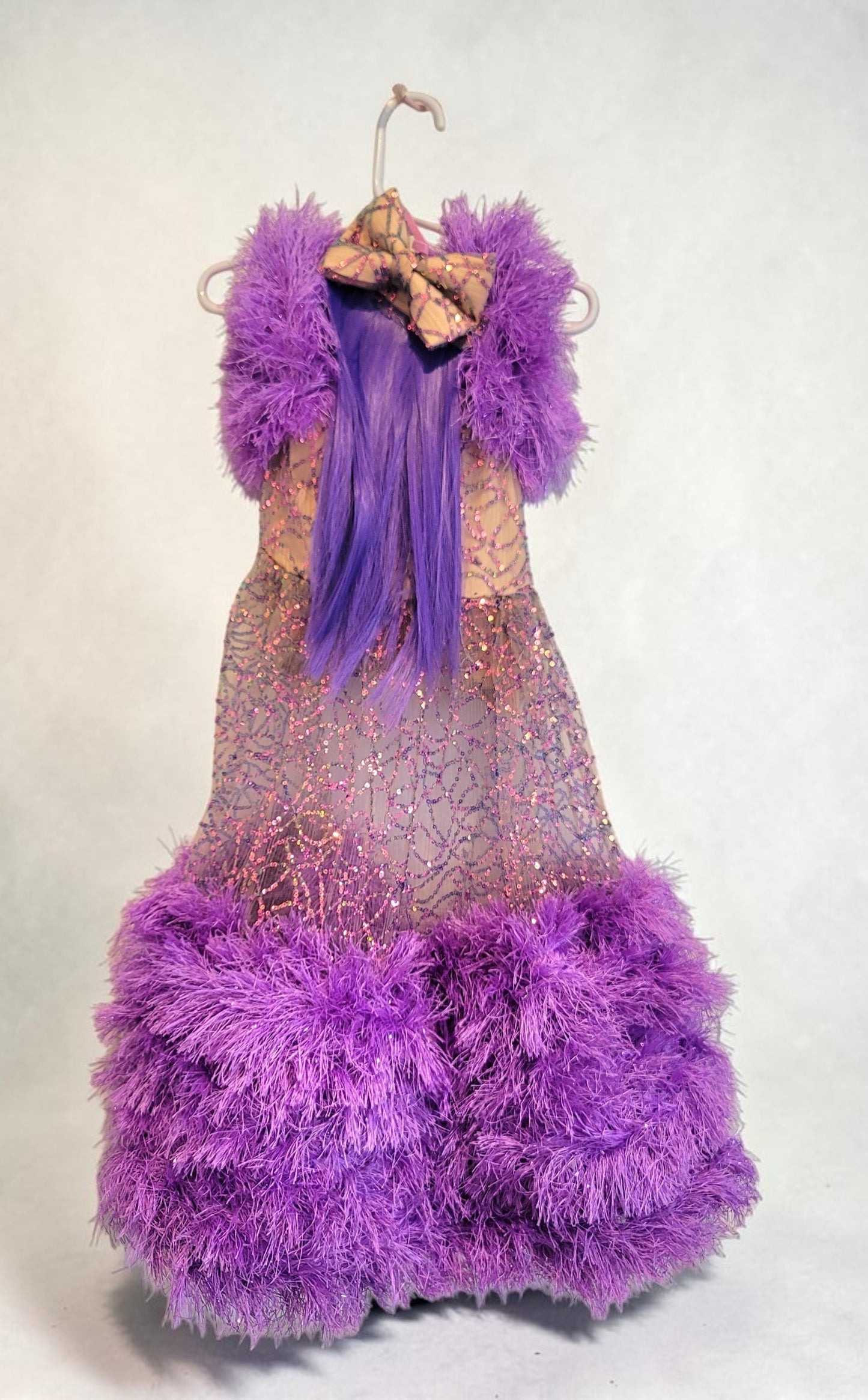 Kylie Jenner Met Gala pet costume, Kylie Jenner purple feather pet costume, met gala pet costume