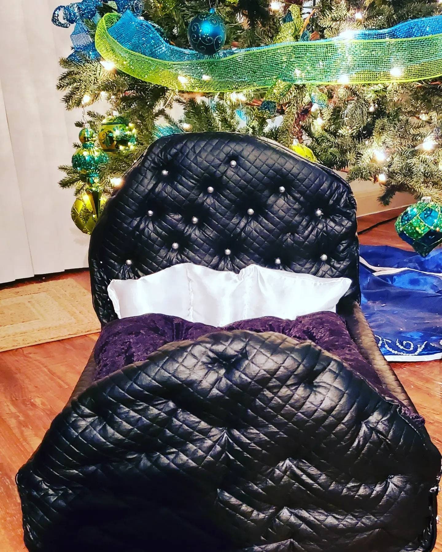 Pleather pet bed, leather pet bed, black luxury pet bed, leather dog bed, luxury pet beds, pleather dog bed, cat luxury bed